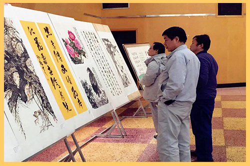 2018年1月，西柏坡發(fā)電公司舉辦第三屆迎新書畫展，員工們以筆墨表情達意，以書畫靜心舒懷.jpg