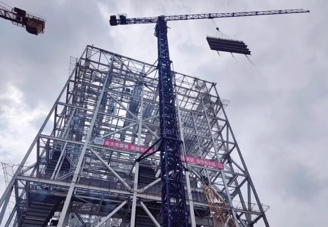 陽(yáng)泉熱電鍋爐首片受熱面吊裝就位